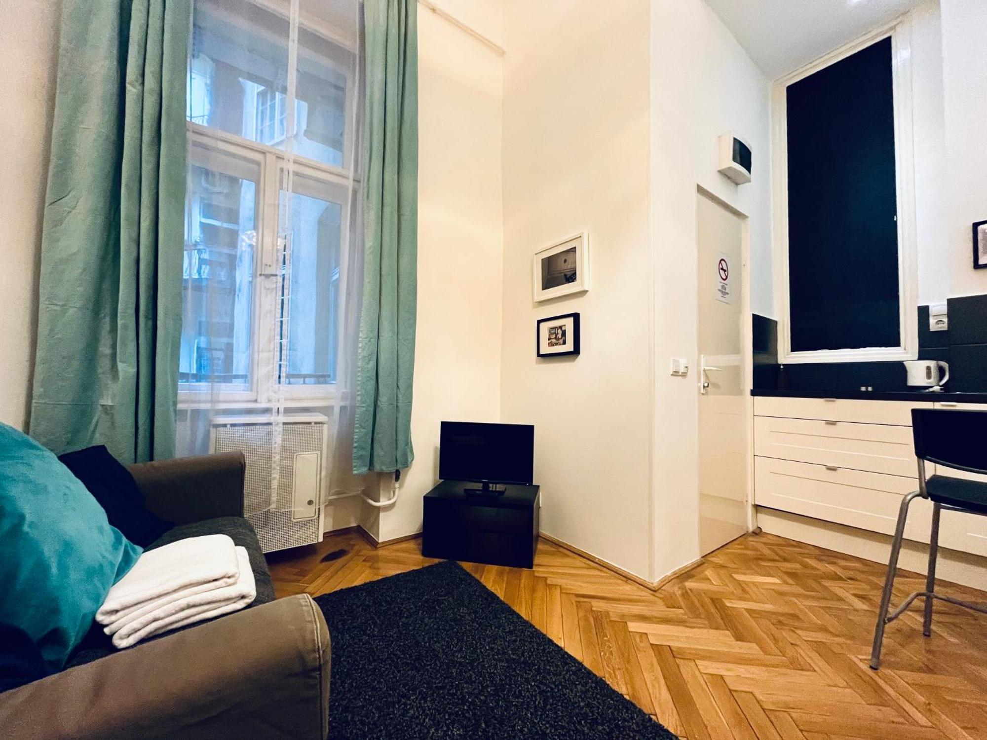 Tatra 4 Studios Budapest Room photo